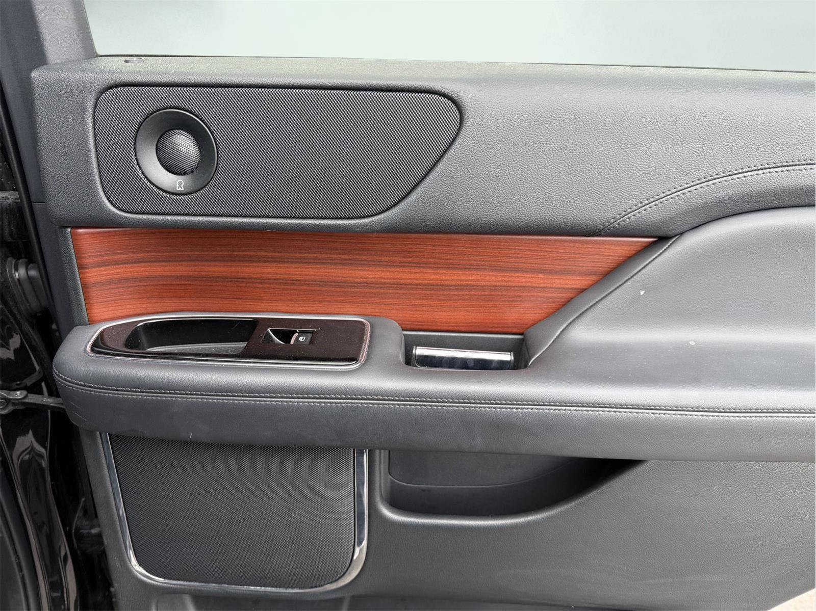 Used 2024 Lincoln Navigator Reserve image 27