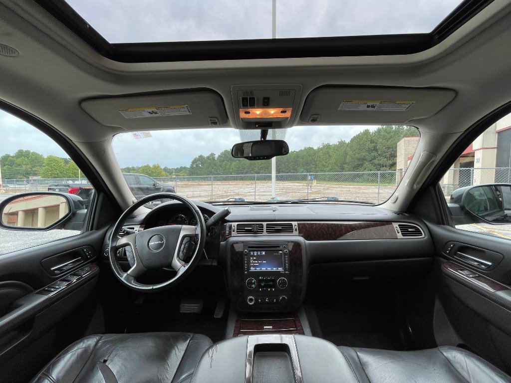 Used 2012 GMC Yukon XL Denali RWD image 3