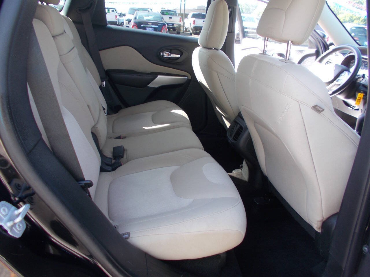 Used 2018 Jeep Cherokee Latitude FWD image 7