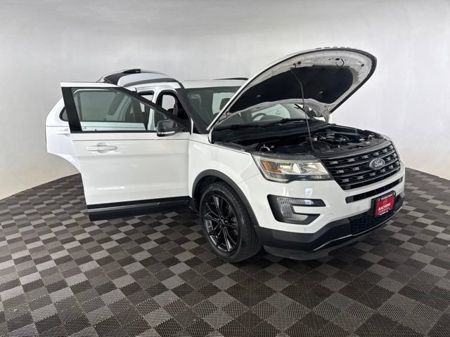 Used 2017 Ford Explorer XLT w/ Equipment Group 202A AWD/4WD image 12