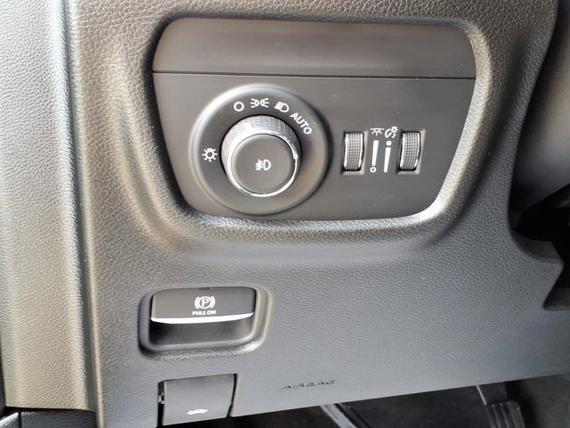 Used 2023 Jeep Grand Cherokee Limited w/ Black Appearance Package image 15
