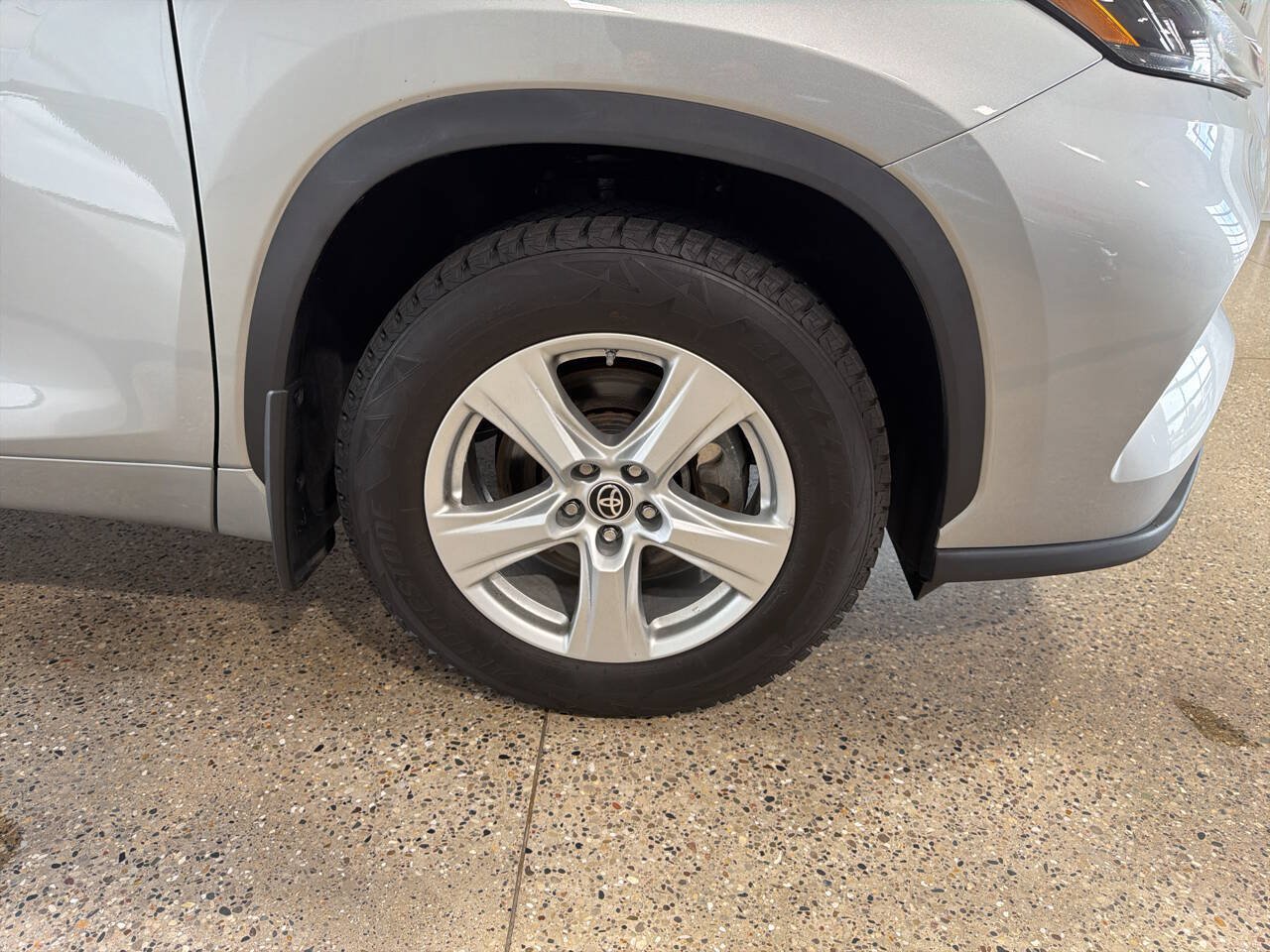 Used 2023 Toyota Highlander LE AWD/4WD image 31