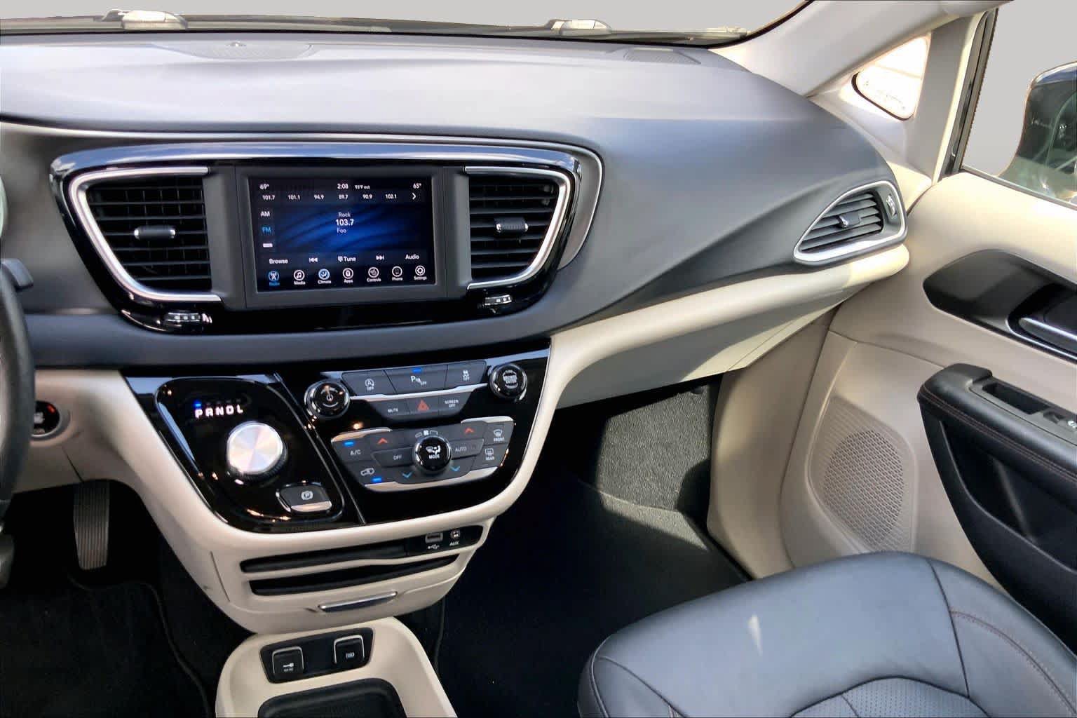 Used 2020 Chrysler Pacifica Touring-L FWD image 7