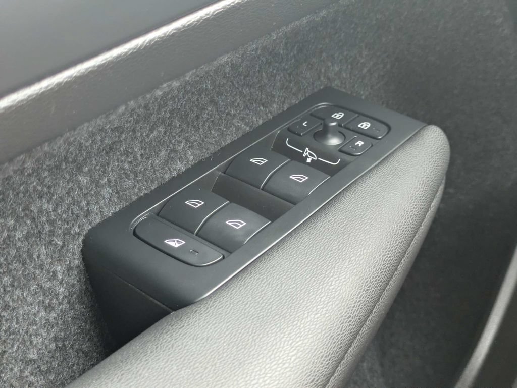 Certified 2025 Volvo XC40 B5 Core AWD/4WD image 26