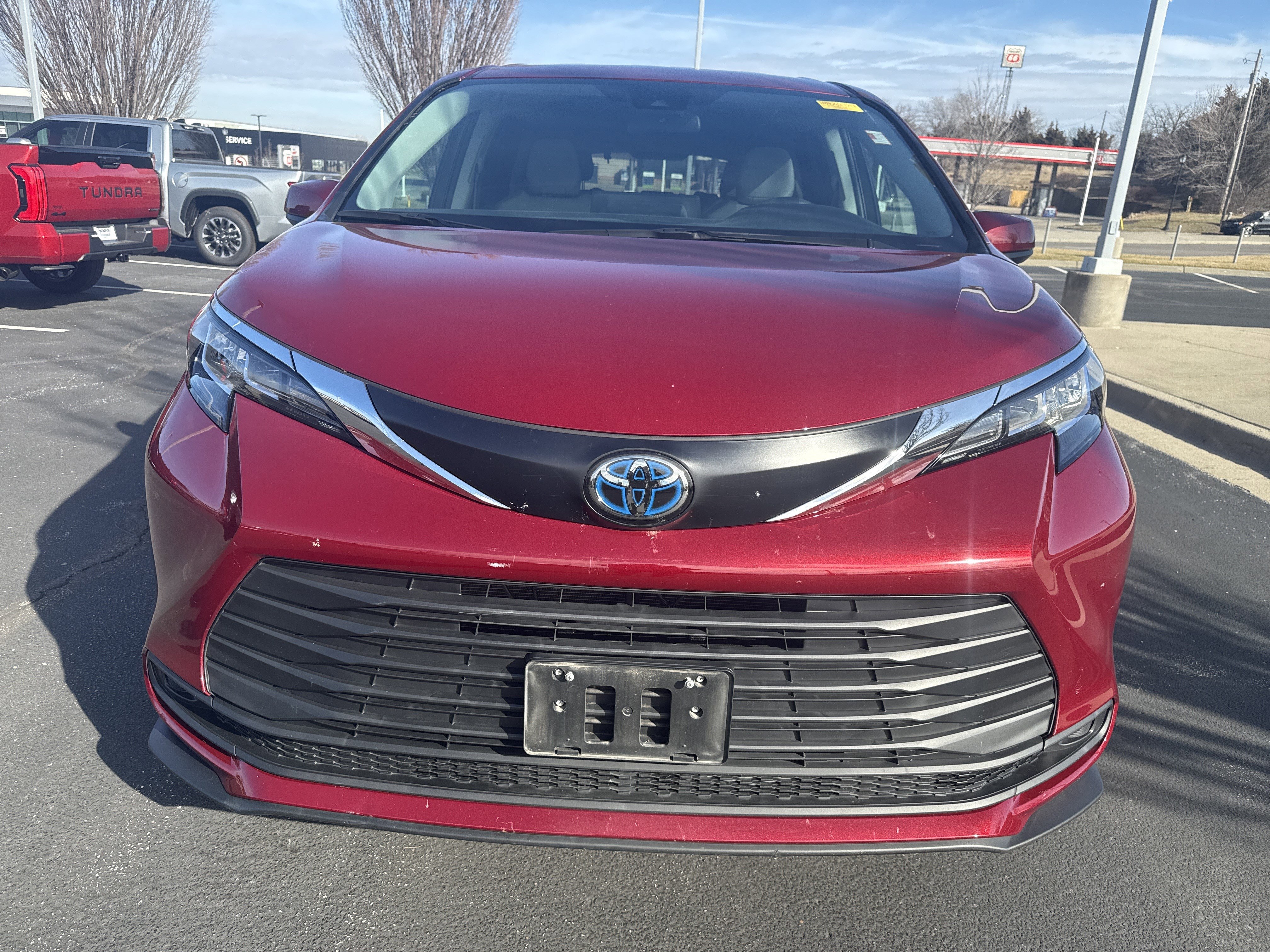Used 2022 Toyota Sienna LE image 3