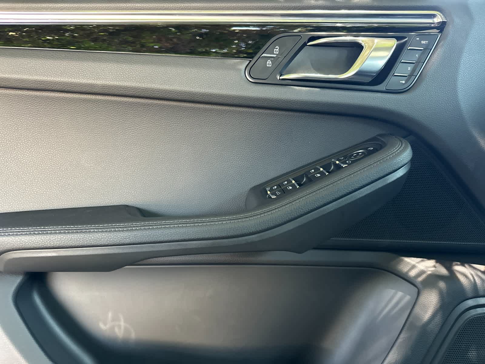 Certified 2025 Porsche Macan AWD/4WD image 12