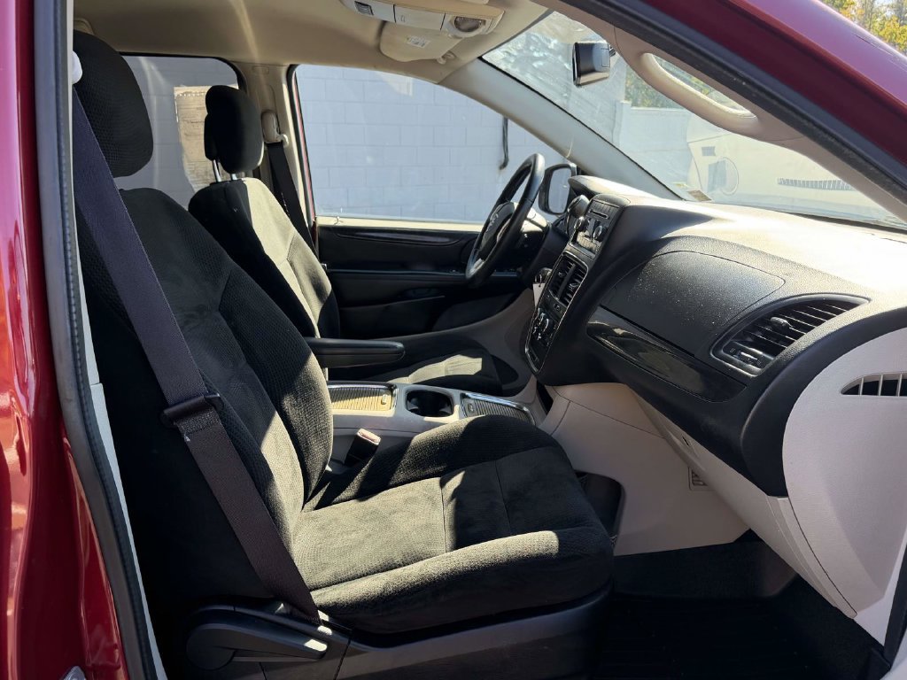 Used 2016 Dodge Grand Caravan SXT w/ UConnect Hands-Free Group FWD image 10