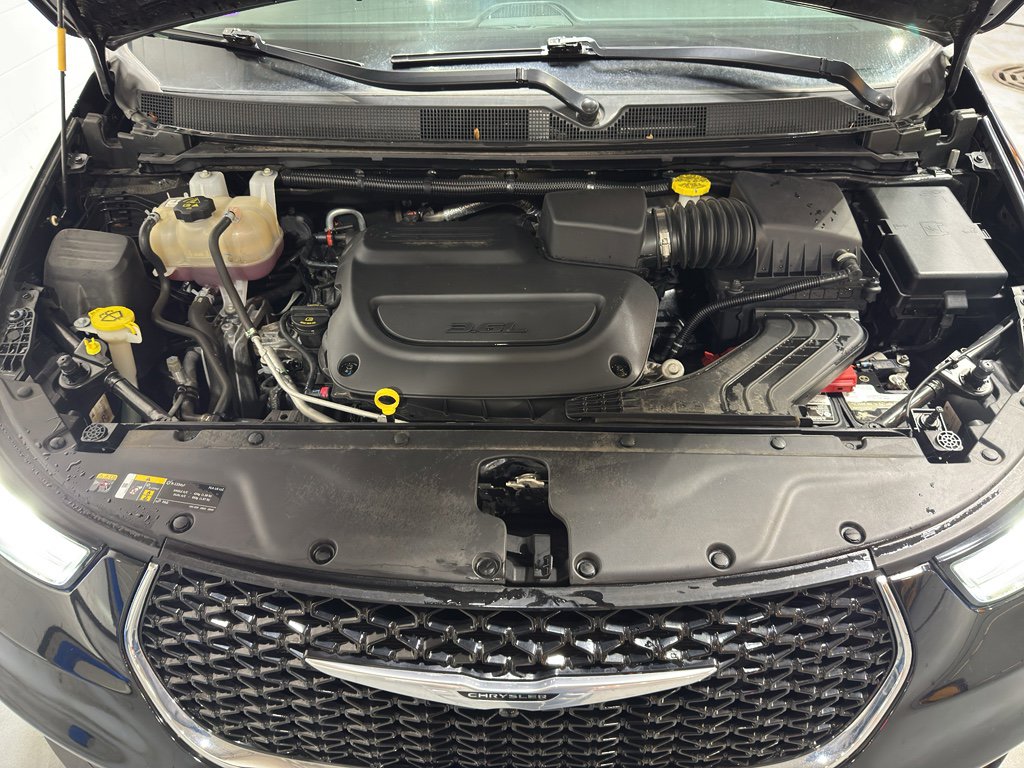 Used 2024 Chrysler Pacifica Touring-L image 38