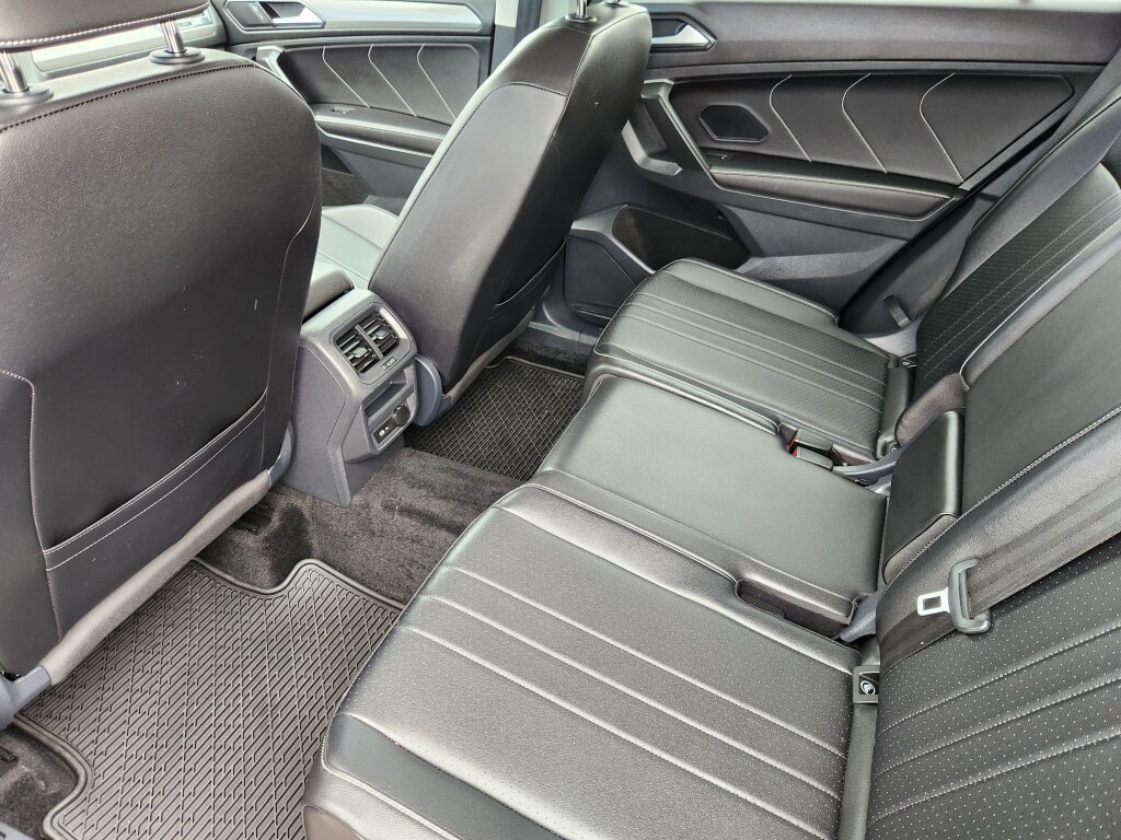 Used 2024 Volkswagen Tiguan SE image 9
