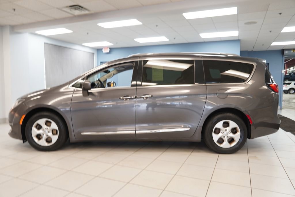 Used 2017 Chrysler Pacifica Touring-L Plus image 2