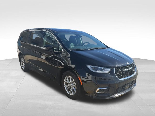Used 2024 Chrysler Pacifica Touring-L FWD image 3