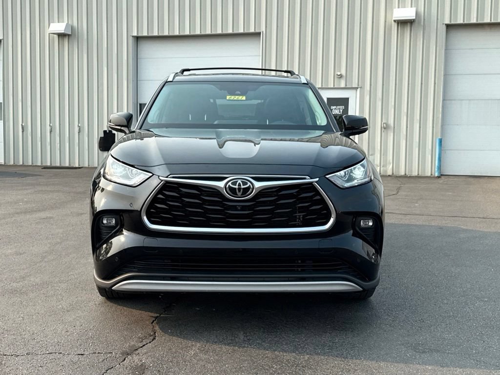 Used 2021 Toyota Highlander Platinum AWD/4WD image 2
