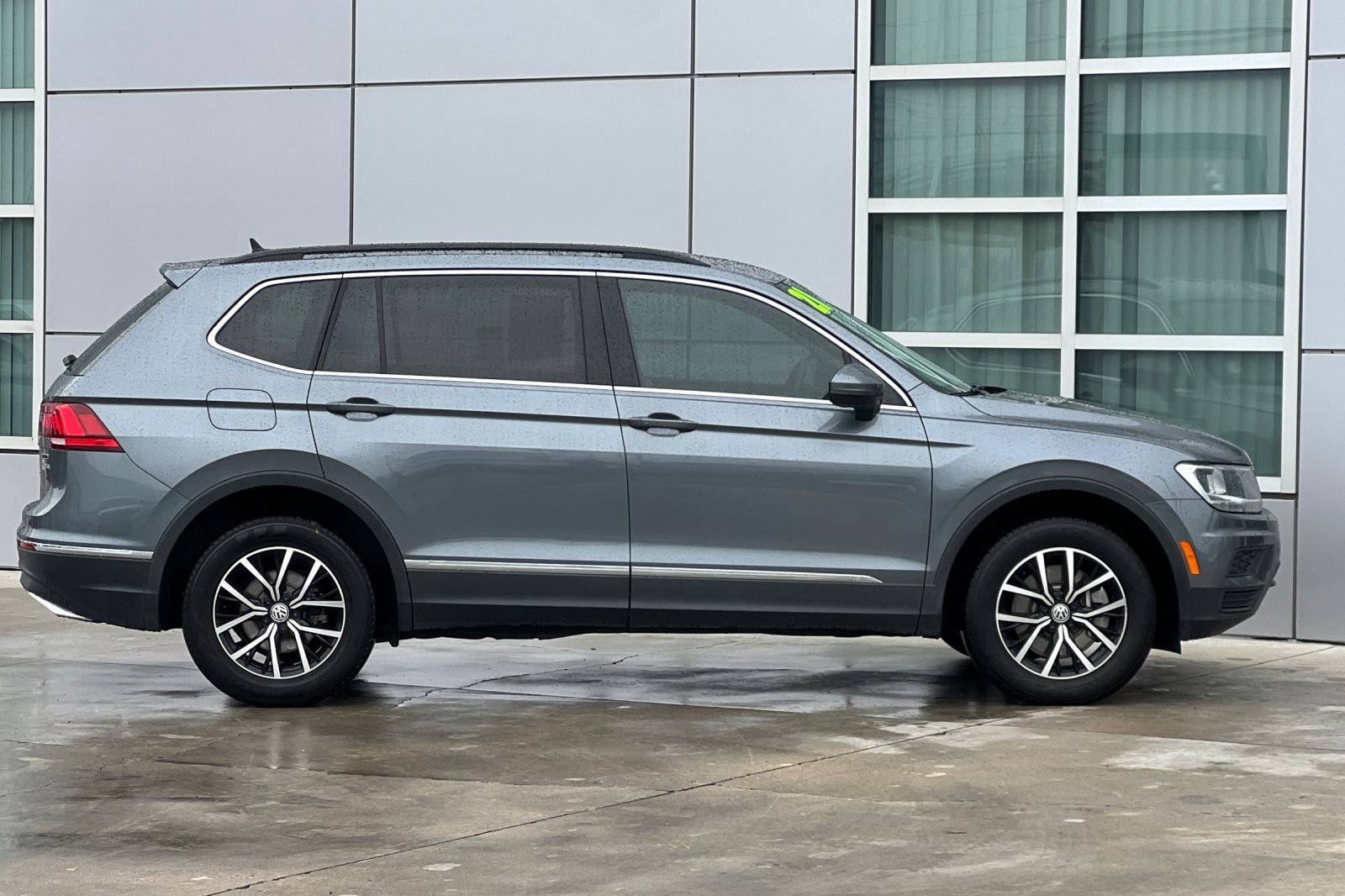 Used 2021 Volkswagen Tiguan SE image 3