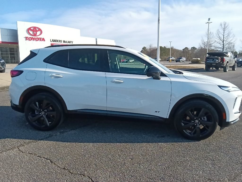 Used 2025 Buick Envision Sport Touring image 2