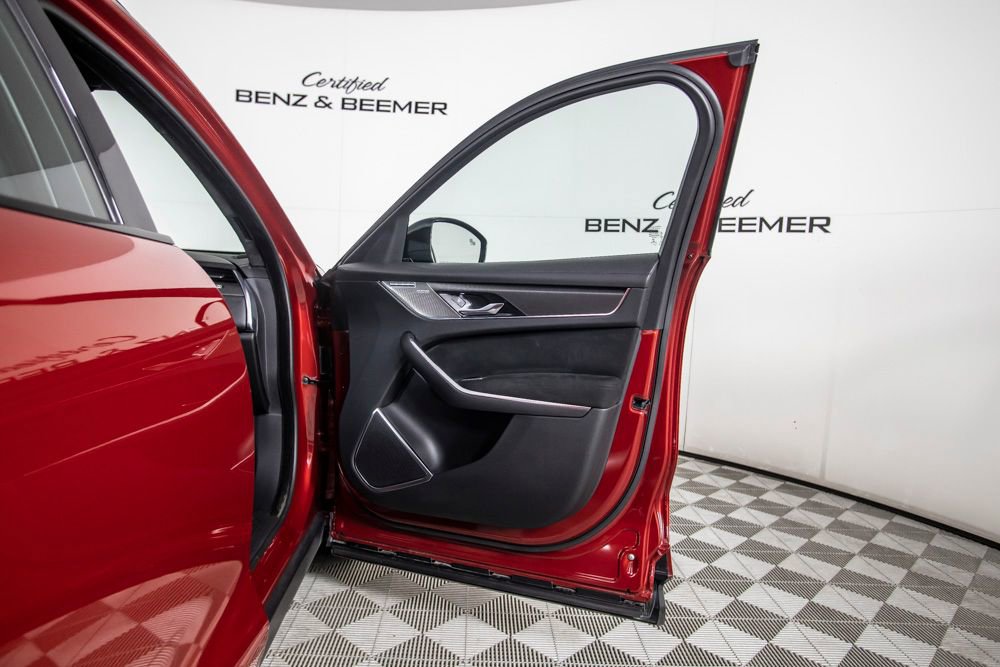 Used 2021 Jaguar F-PACE SVR image 21