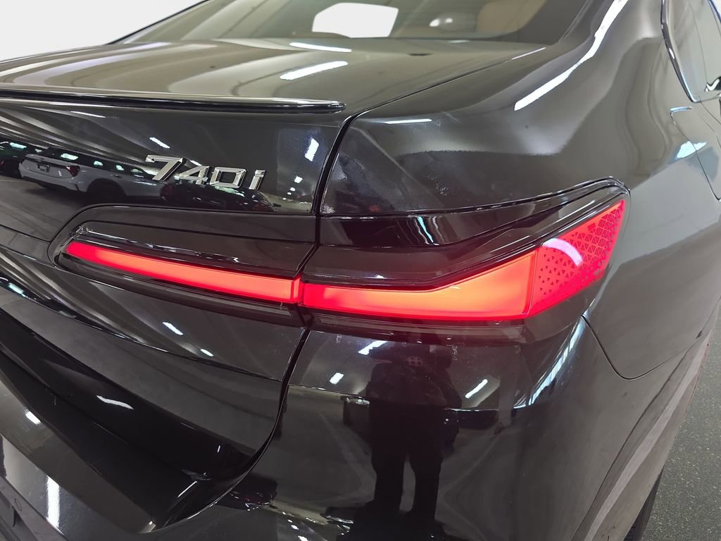 Used 2023 BMW 740i image 33