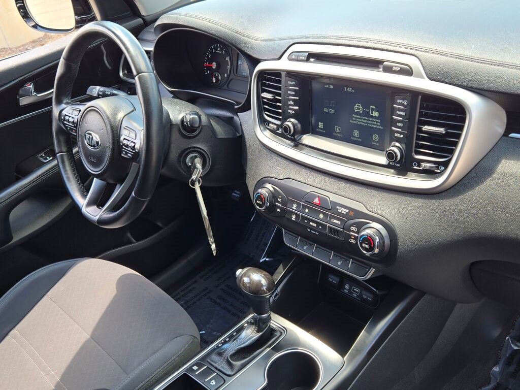 Used 2017 Kia Sorento LX w/ LX Convenience Package image 7