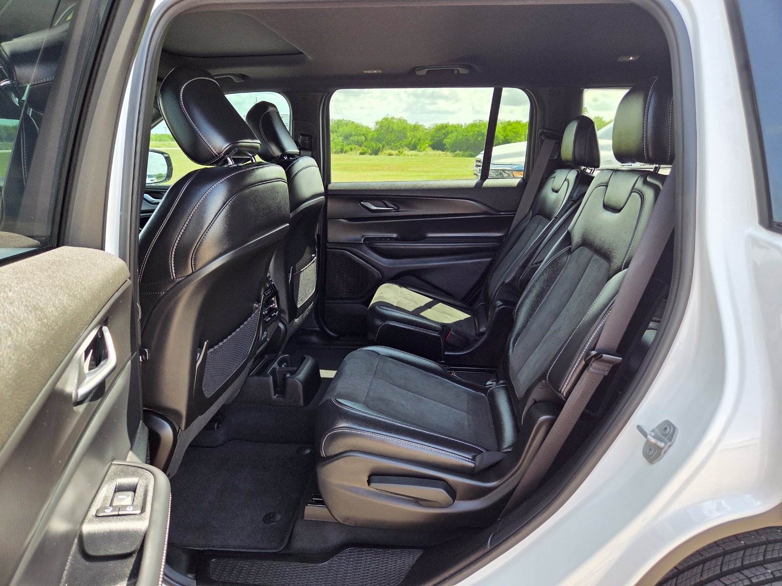 Used 2025 Jeep Grand Cherokee L Altitude AWD/4WD image 18