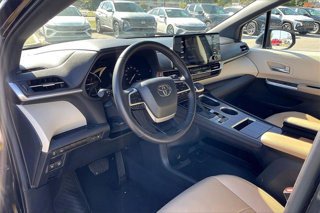 Used 2024 Toyota Sienna XLE image 39