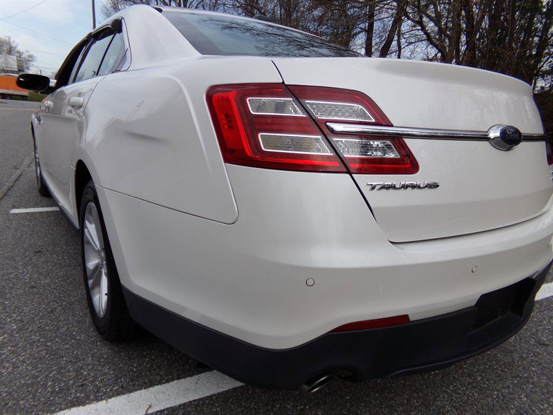 Used 2016 Ford Taurus SEL image 9