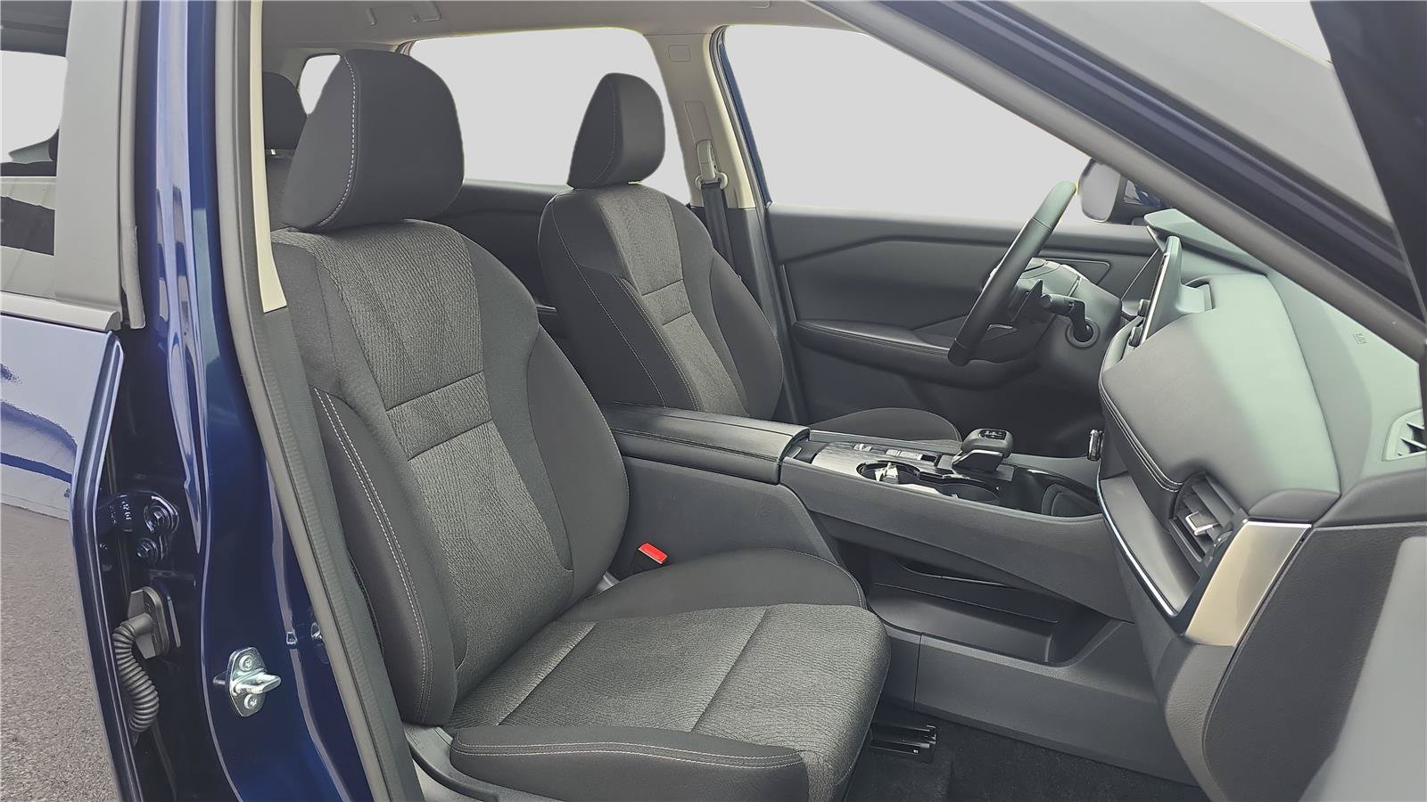 Used 2025 Nissan Rogue SV FWD image 14
