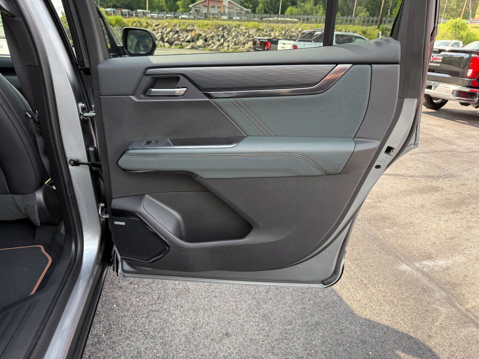 Used 2025 GMC Acadia AT4 AWD/4WD image 23