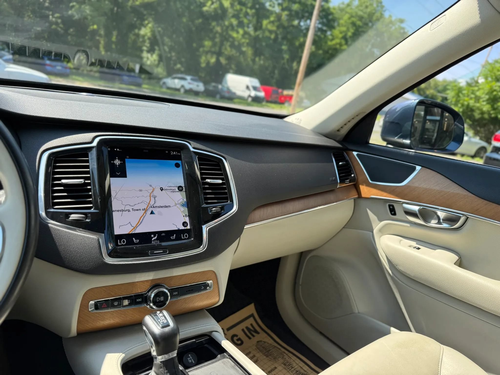 Used 2022 Volvo XC90 T6 Momentum w/ Advanced Package AWD/4WD image 11