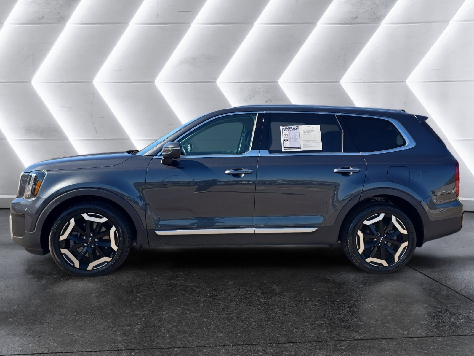 Used 2023 Kia Telluride S image 2