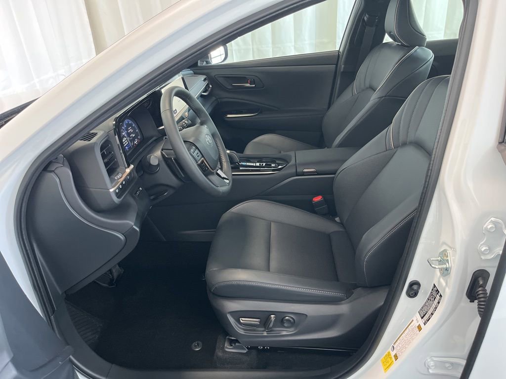 Used 2025 Toyota Crown Signia image 3