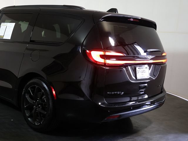 Used 2025 Chrysler Pacifica Limited FWD image 12