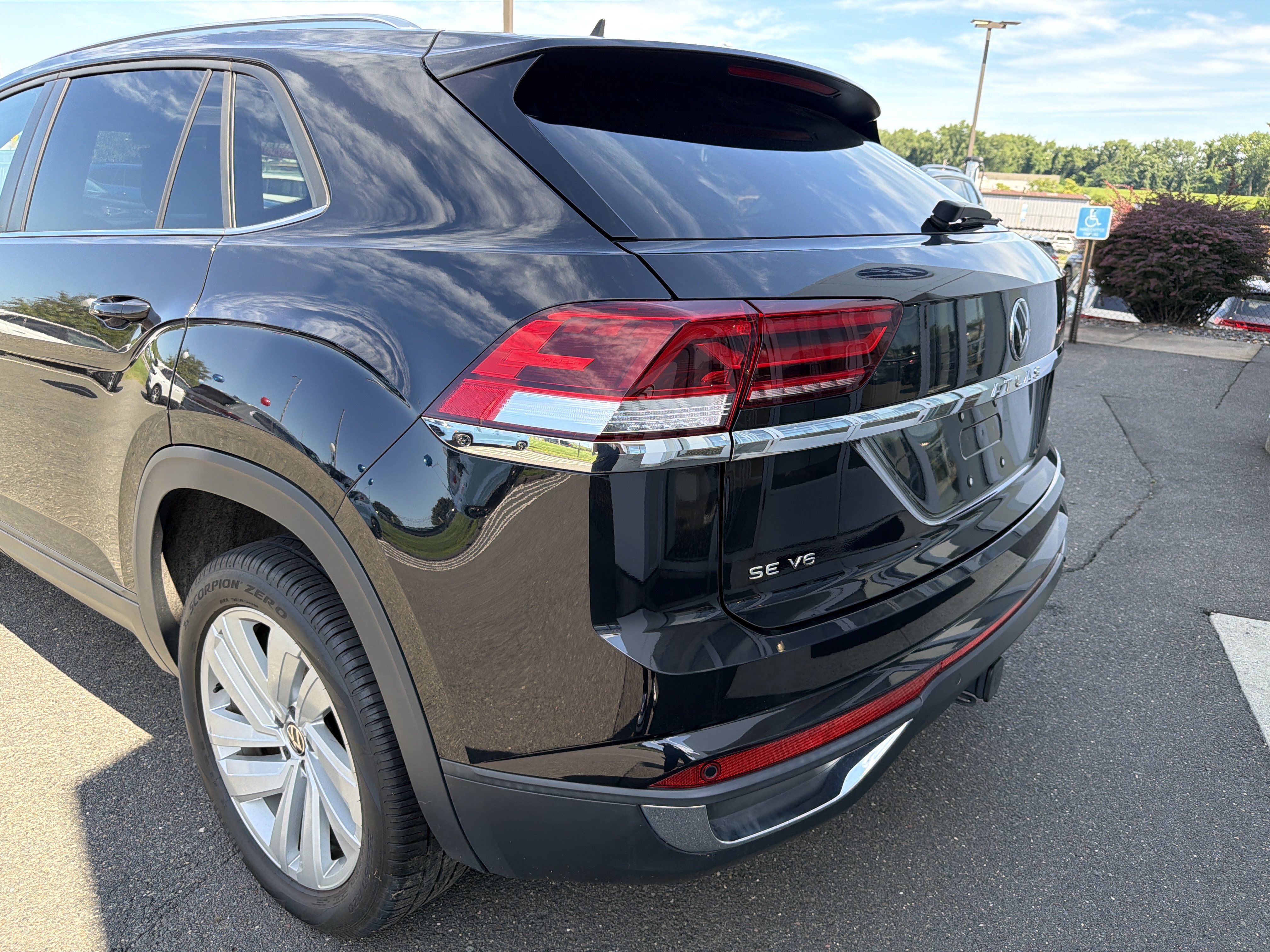 Certified 2023 Volkswagen Atlas Cross Sport SE w/ Panoramic Sunroof Package AWD/4WD image 16
