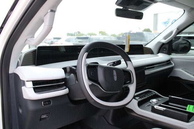 New 2027 Lincoln Navigator L Black Label w/ Black Label Special Edition AWD/4WD image 2