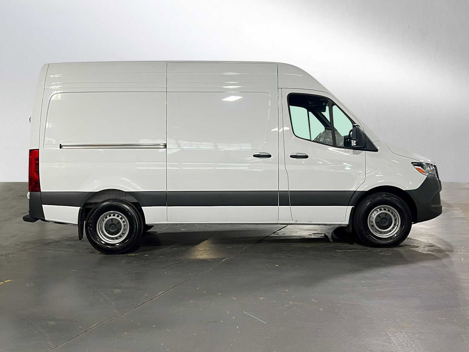 Used 2025 Mercedes-Benz Sprinter 2500 image 2