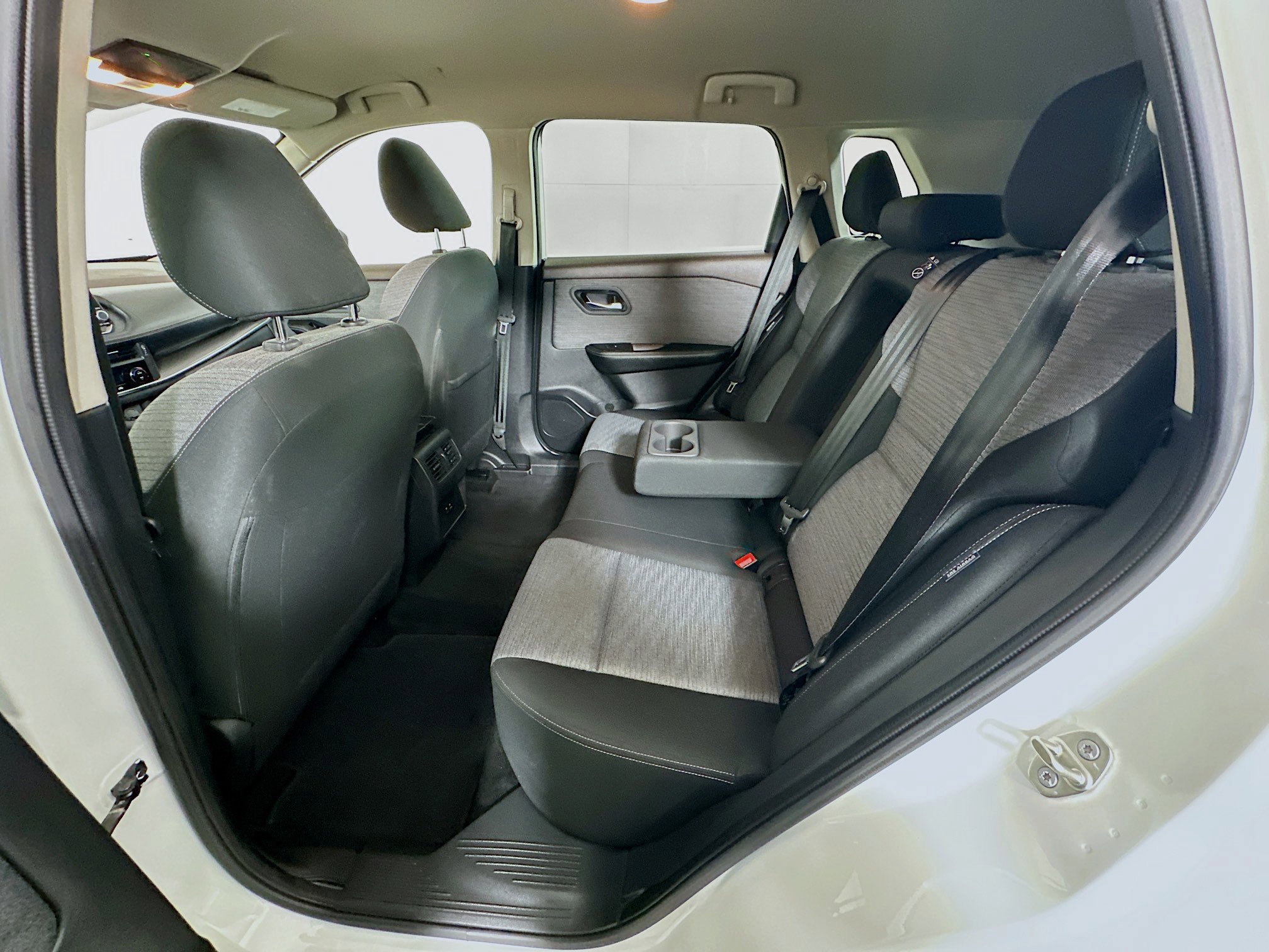 Used 2023 Nissan Rogue SV image 28