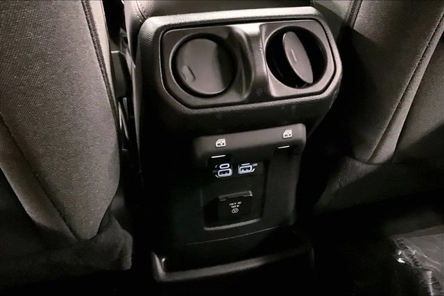 Used 2025 Jeep Wrangler Unlimited Sahara AWD/4WD image 32