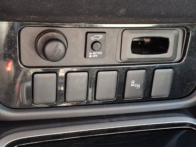 Used 2017 Mitsubishi Outlander SEL AWD/4WD image 27