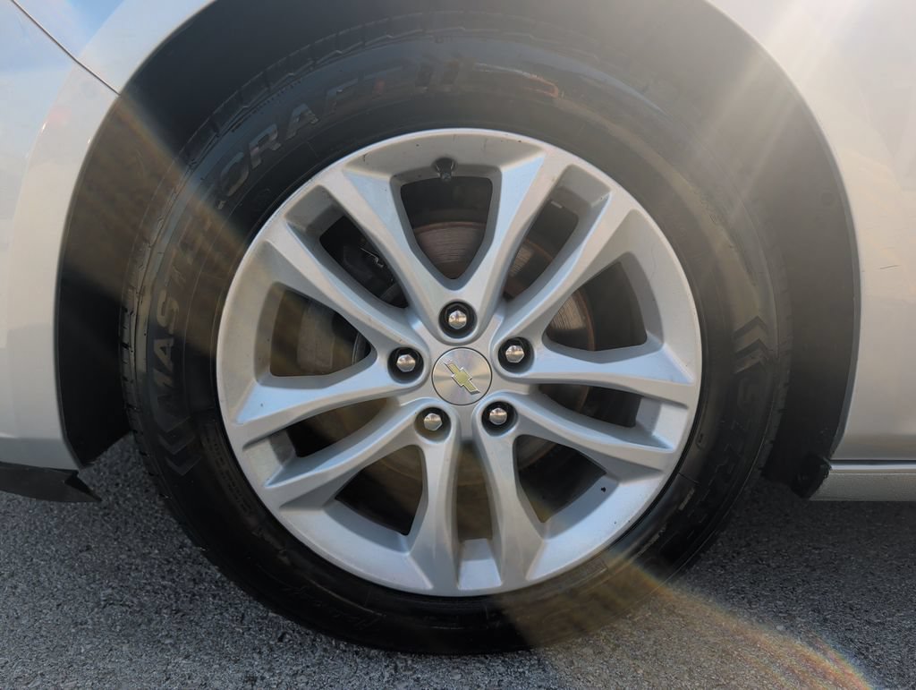 Used 2017 Chevrolet Malibu LT w/ Driver Confidence Package FWD image 4
