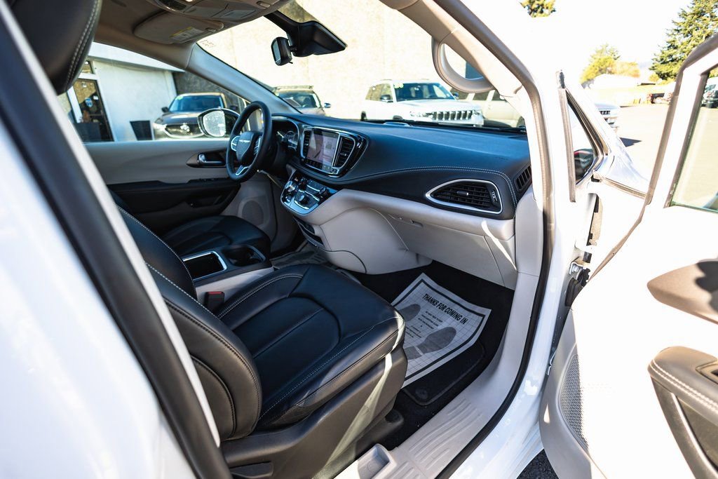 Used 2024 Chrysler Pacifica Select image 26