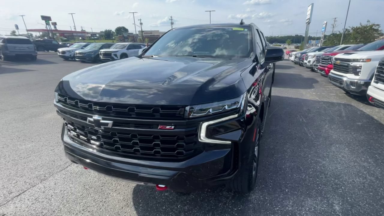 Used 2024 Chevrolet Tahoe Z71 w/ Luxury Package AWD/4WD image 4