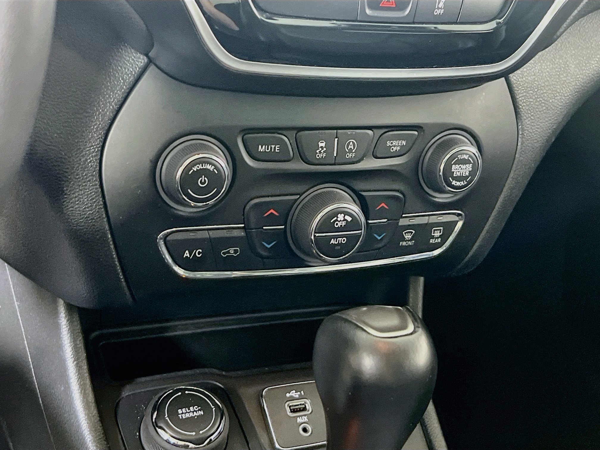 Used 2022 Jeep Cherokee Limited AWD/4WD image 15