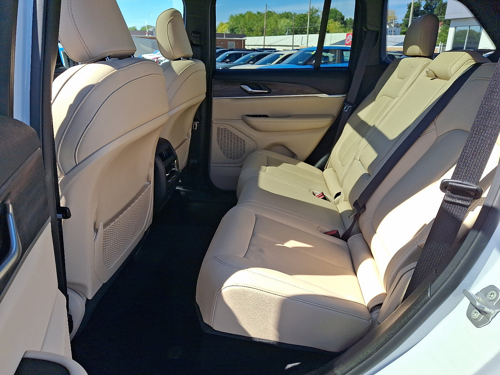 Used 2023 Jeep Grand Cherokee Limited w/ Black Appearance Package AWD/4WD image 11