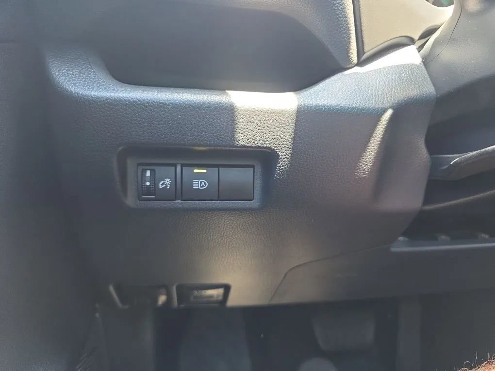Used 2020 Toyota RAV4 XLE FWD image 23