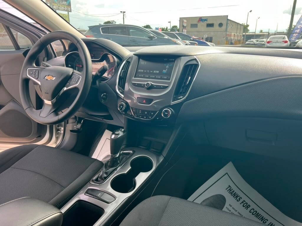 Used 2018 Chevrolet Cruze LT w/ Convenience Package FWD image 11