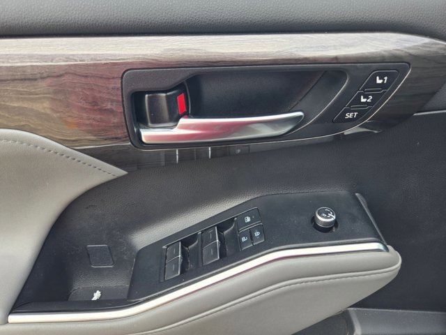 Used 2021 Toyota Highlander Platinum image 12