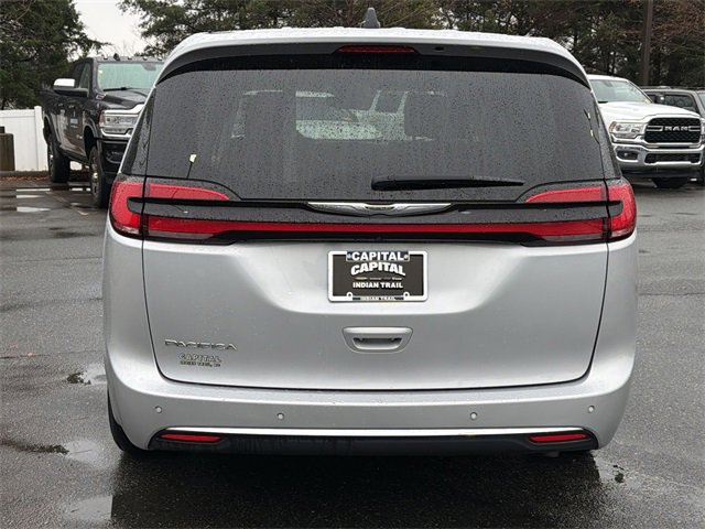 Used 2024 Chrysler Pacifica Touring-L image 12
