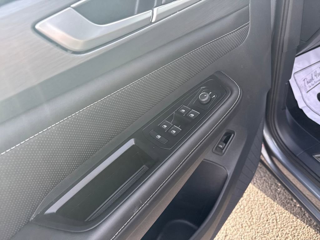 Used 2025 Volkswagen Atlas Cross Sport SE image 13