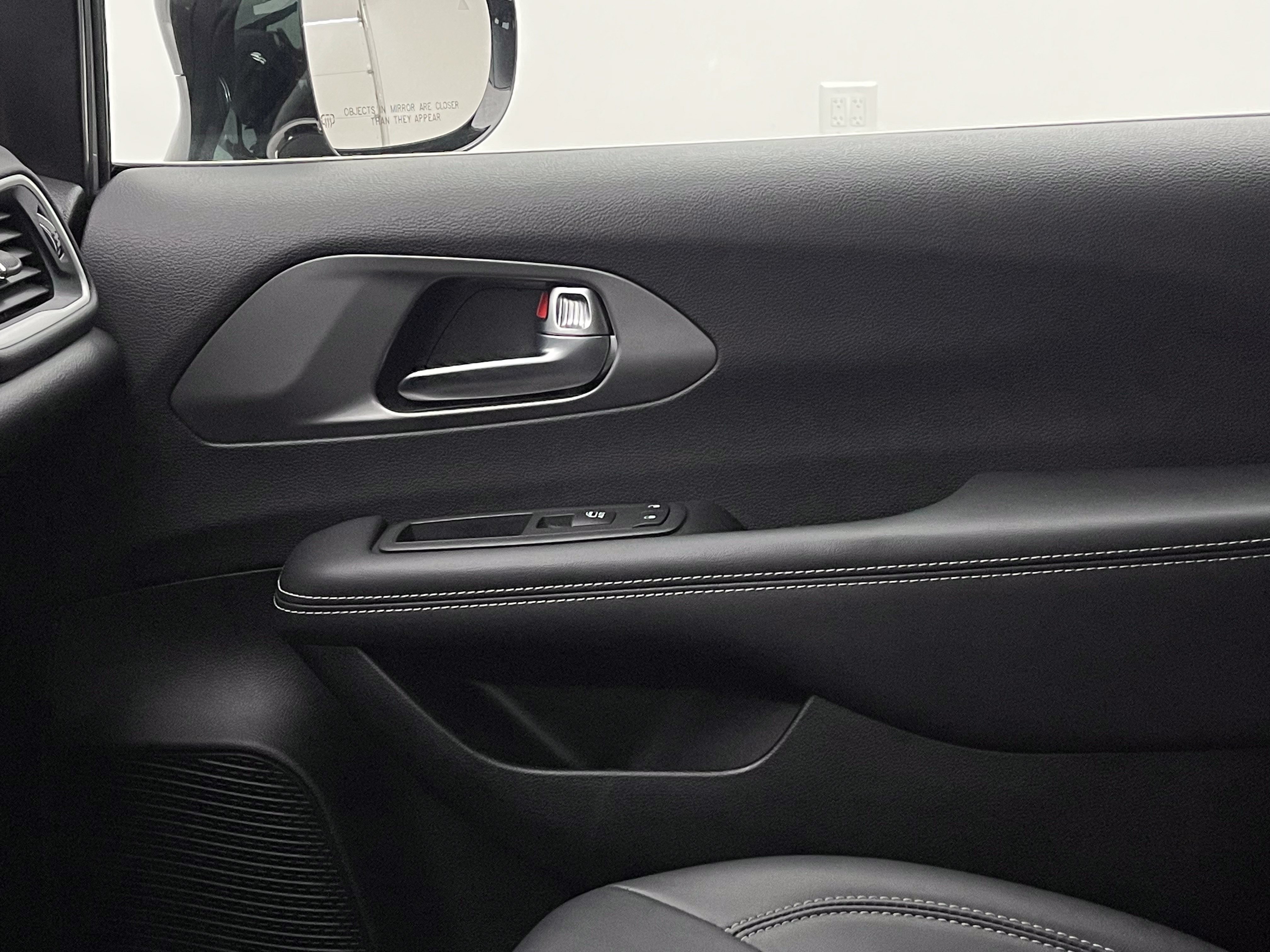 Used 2025 Chrysler Pacifica Select FWD image 43