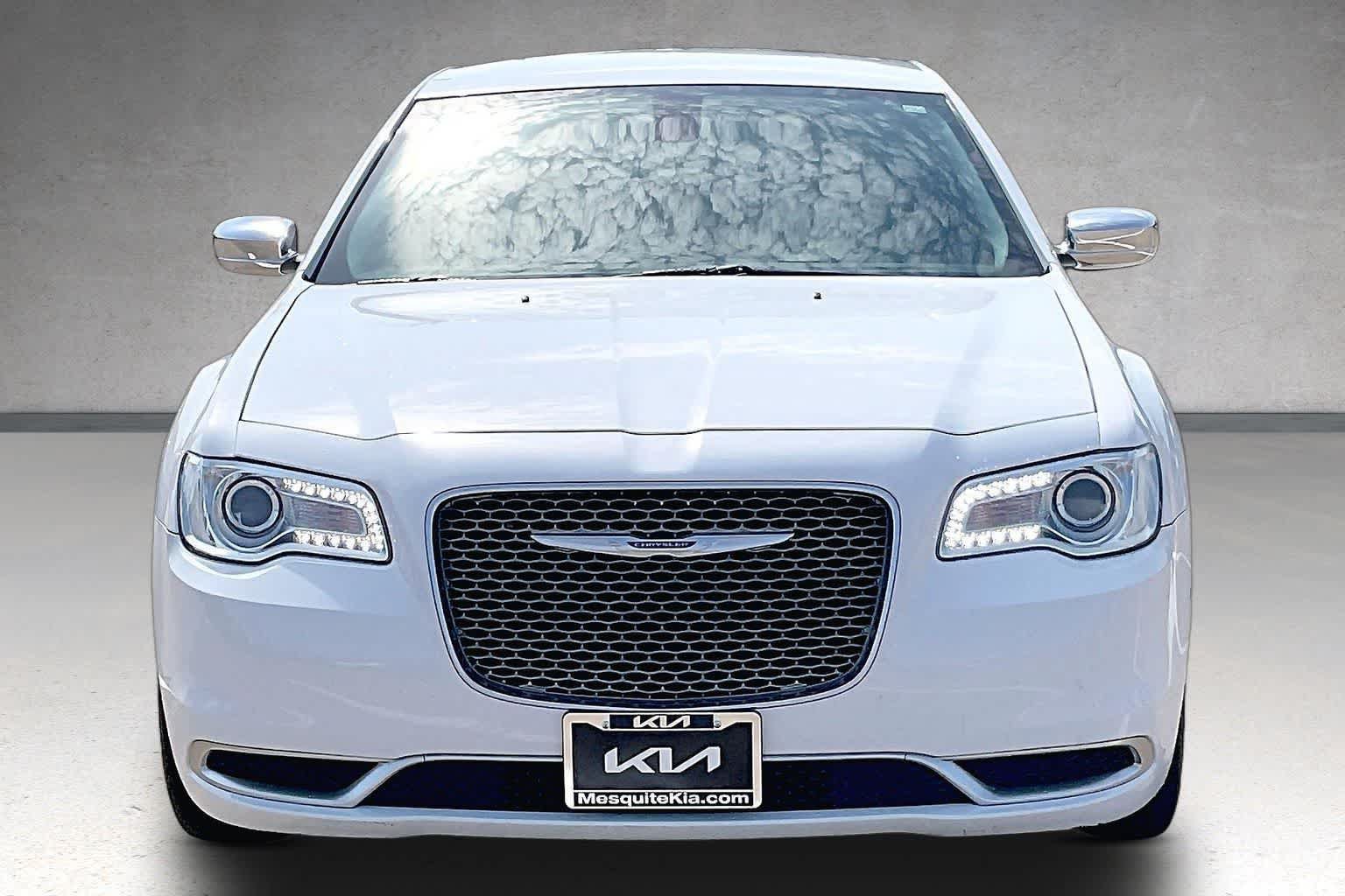 Used 2018 Chrysler 300 Touring w/ Chrome Appearance Package RWD image 6