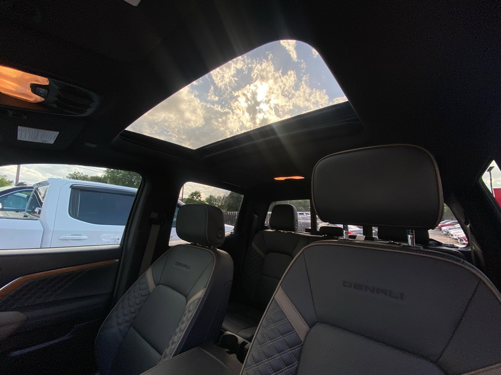 Used 2023 GMC Canyon Denali image 19