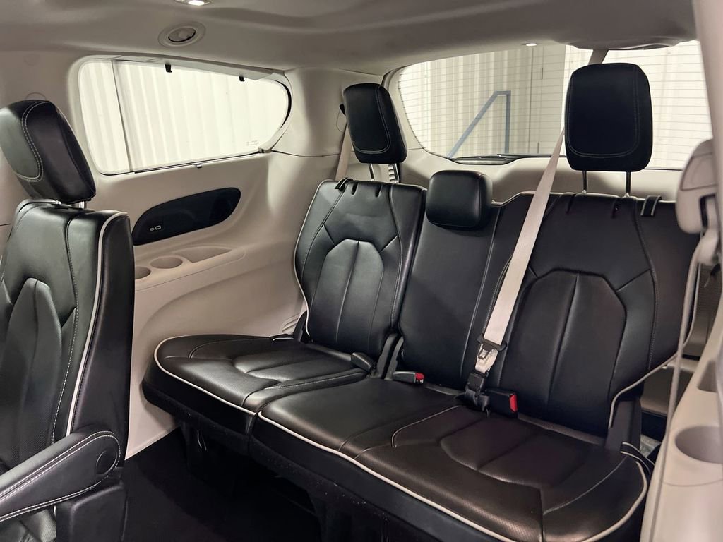 Used 2023 Chrysler Pacifica Limited image 24